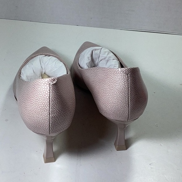 Katy Perry

The Golden Pump - Picture 9 of 11